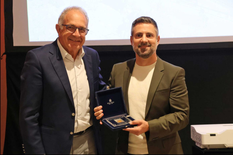 Mikel Zabala, profesor del Departamento Insignia Olímpica al Mérito Deportivo del COE               